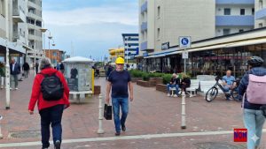 Mehr über den Artikel erfahren Tagebuch 17. Juni 2026:  Man geht in Westerland nicht ohne Helm einkaufen