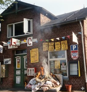 Mehr über den Artikel erfahren Lesung online: Als fast der „Supermarkt“ in Wobbenbüll abgebrannt wär